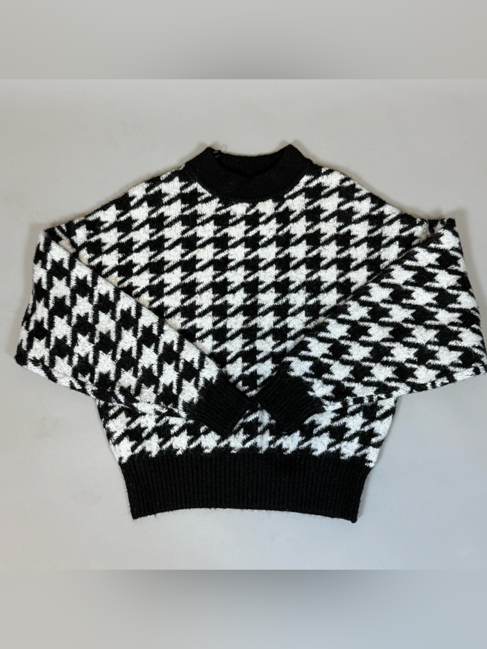 H&M Women’s XS Black White Houndstooth Mock Neck Knit Sweater Pullover